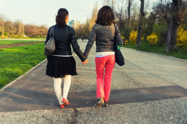 Kadın yürüyen tutuşup