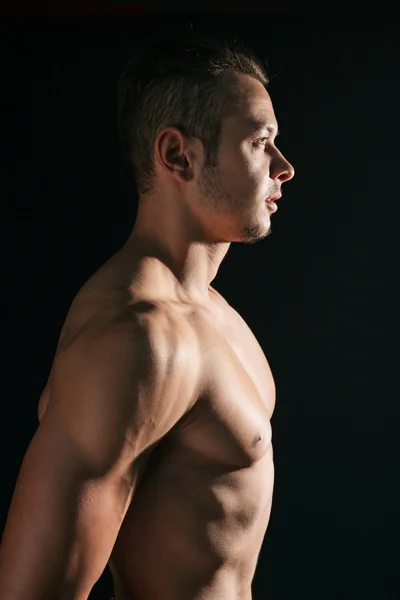 Mann mit Muskeln — Stockfoto