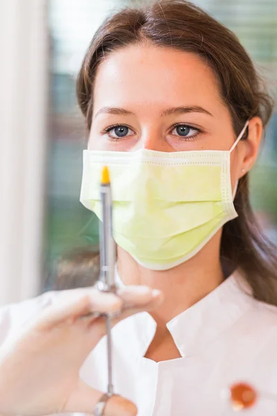 Geconcentreerde vrouw tandarts — Stockfoto