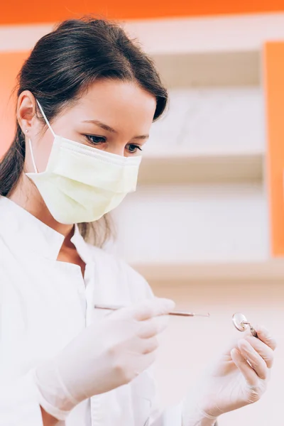 Dentist holding mirror and probe — Stock Photo, Image