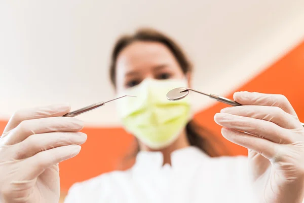 Dental verktyg på tandläkarens händer Royaltyfria Stockfoton