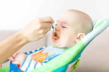 Şirin bebek çocuk besleniyor