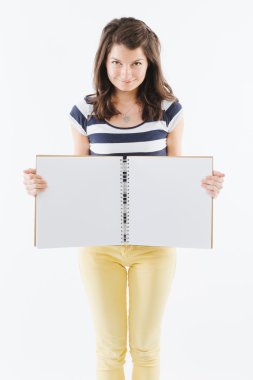 Boş defter ile gülümseyen kadın