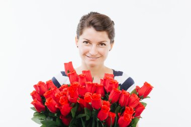 bir buket gül tutan genç kadın