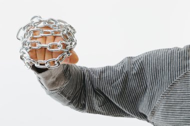 Erkek el bir zinciri tutarak