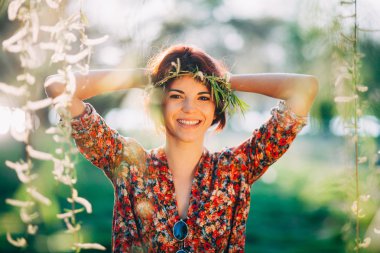 Bir çelenk giyen mutlu kadın