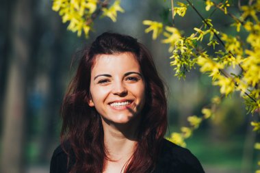 niña sonriente en un parque