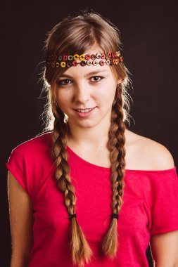 Sarışın örgüler ve kafa bandı ile