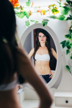 Bir kadın yansıması