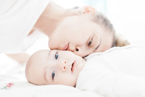 Liebevolle Mutter und ihr Sohn — Stockfoto