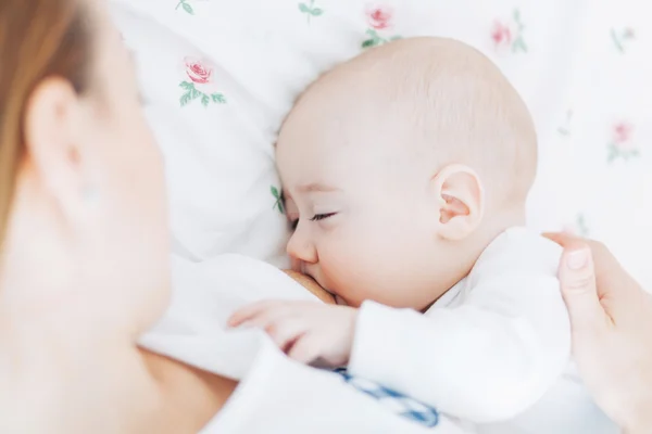 Mutter stillt ihren kleinen Jungen — Stockfoto