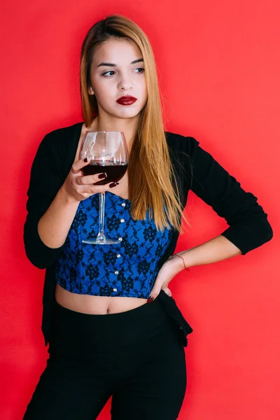 Chica sosteniendo una copa de vino tinto — Foto de Stock