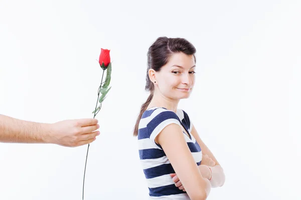 Femme recevant une fleur — Photo