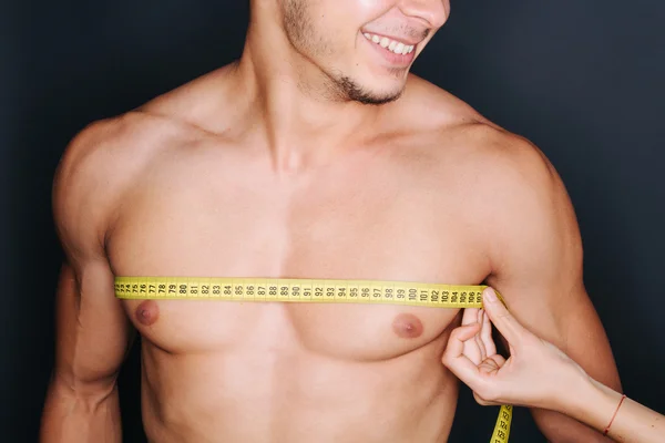 测量胸部和胸肌的男人 — 图库照片