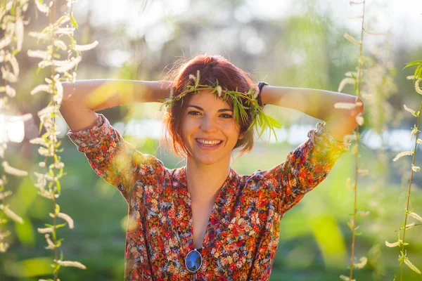 枝の花輪を持つかわいい若い女性 — ストック写真