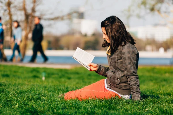 Parkta güzel bir kitap zevk