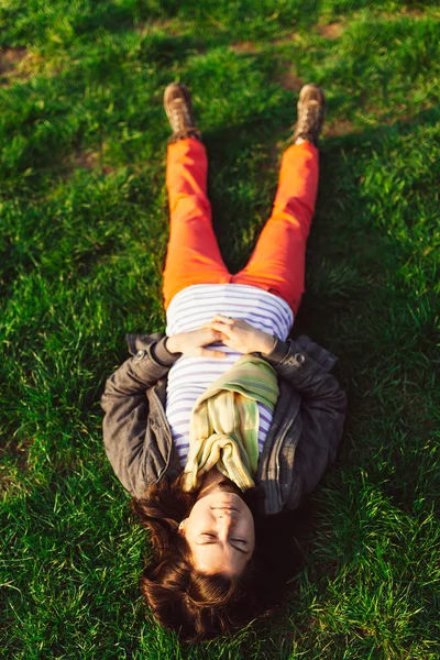 Fille couchée sur l'herbe — Photo