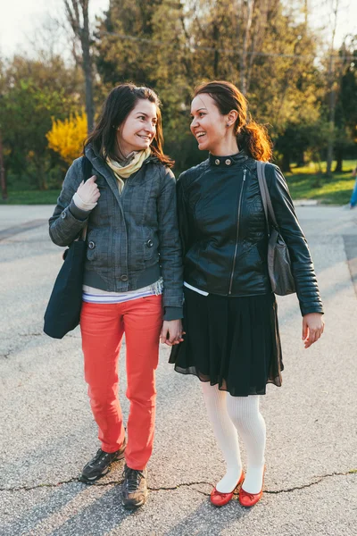 Freunde im Park — Stockfoto