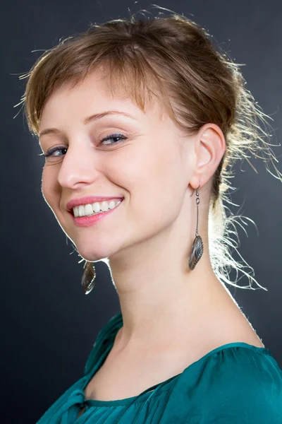 Blond kobieta uśmiechając się — Zdjęcie stockowe