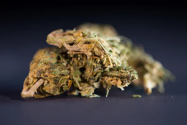 Medycznej marihuany poza — Zdjęcie stockowe