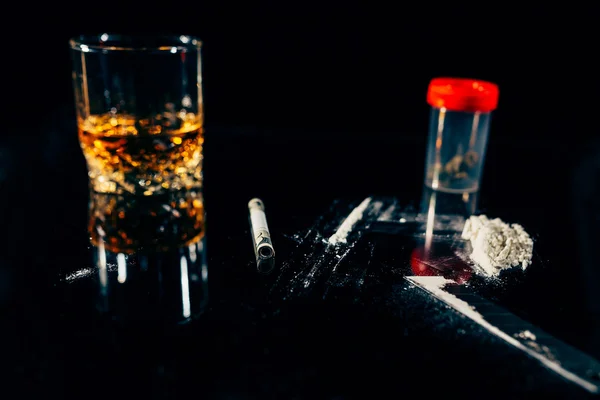 Nielegalnych narkotyków i imadła — Zdjęcie stockowe