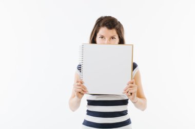 Boş kartı olan kadın.