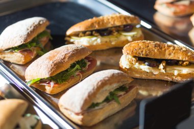 sandviç plaka üzerinde