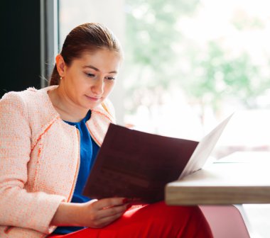 Bir restoran menüsünde Okuma