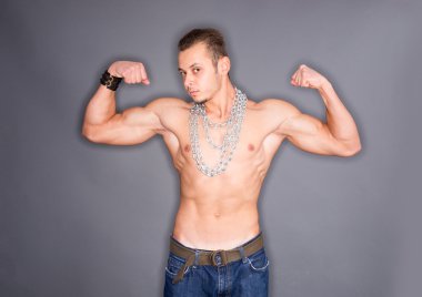 Adam boynuna zincirlerle