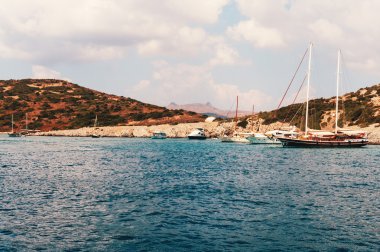 yat limanında demirli