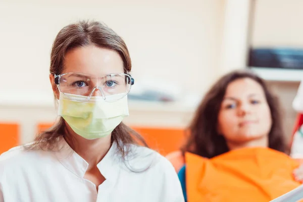 Tandarts vrouw en patiënt — Stockfoto