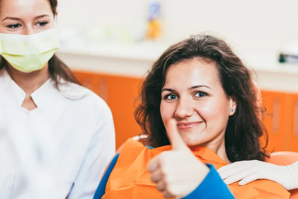 Щасливий пацієнт після видалення зуба — стокове фото