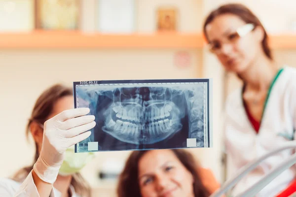 Стоматолог і пацієнт, який шукає рентгенівський знімок — стокове фото