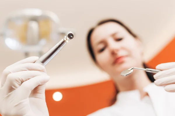 Стоматолог з інструментами — стокове фото