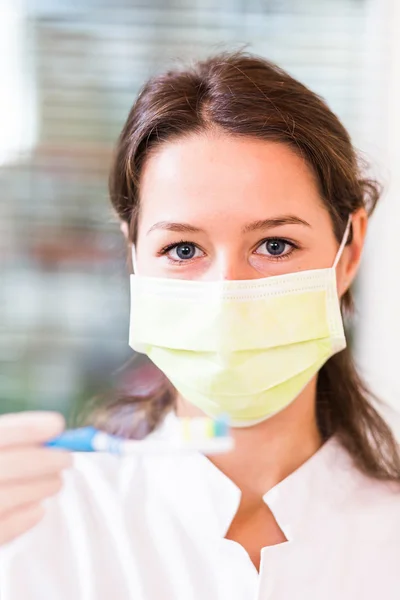 Vrouw tandarts met masker — Stockfoto