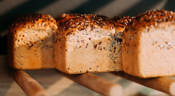 Seeds bread pose — Stock Photo, Image