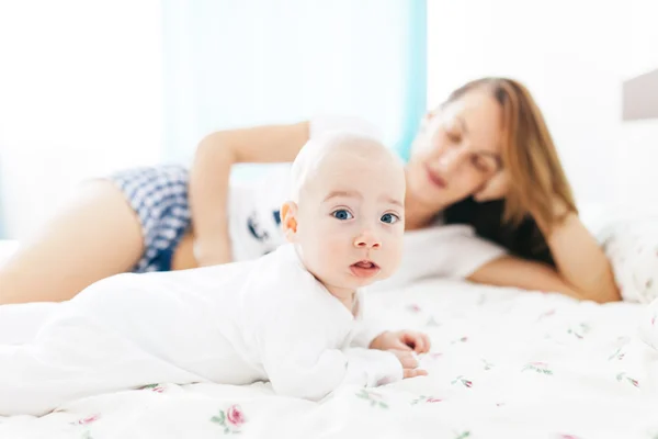 Konzentrierte Babyposen — Stockfoto