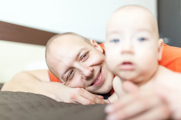 Tevreden vader glimlachen — Stockfoto