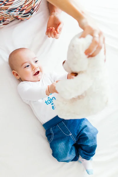 Bambino con un orsacchiotto — Foto Stock