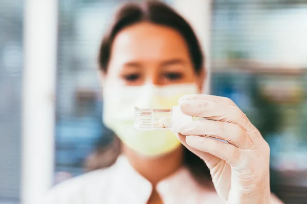 Ząb w polu stomatologiczne — Zdjęcie stockowe