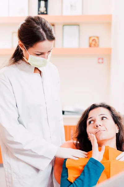 Стоматолог і пацієнт з болем зуба — стокове фото