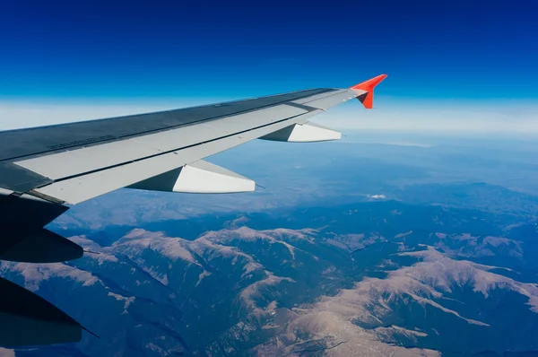 Uçak dağlar yukarıda — Stok fotoğraf