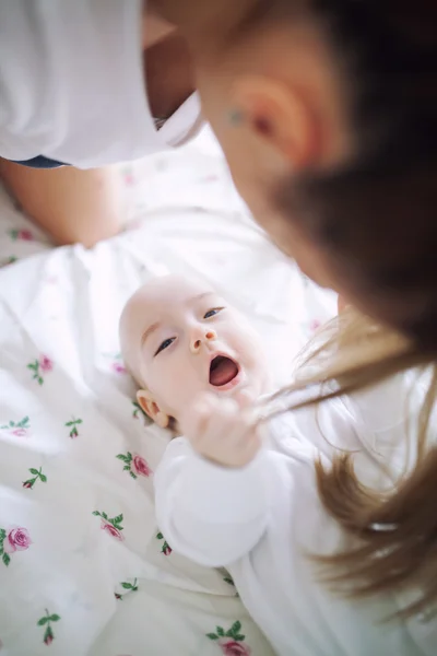 Speelse babyjongen — Stockfoto