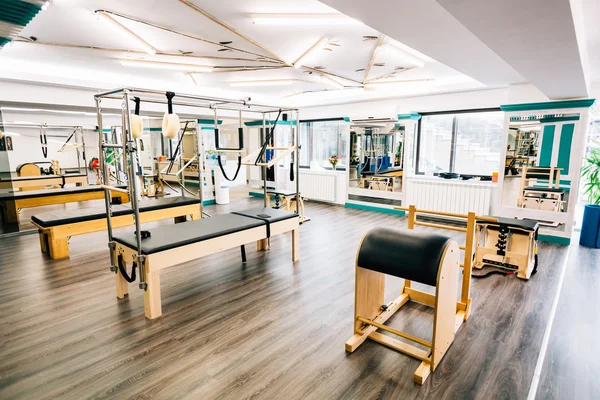 Pilates ekipmanları poz