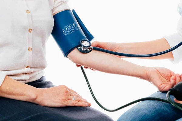 Doctor checking pulse of a patient using stethoscope — Stock Photo, Image