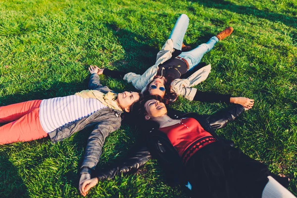 Šťastný dospívající leží na zelené trávě — Stock fotografie