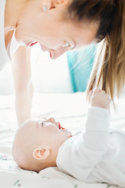 Dziecko bawiąc się mama włosów — Zdjęcie stockowe