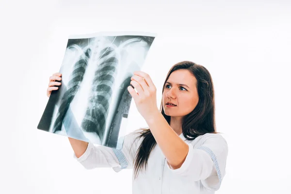 Médico examinando radiografía — Foto de Stock