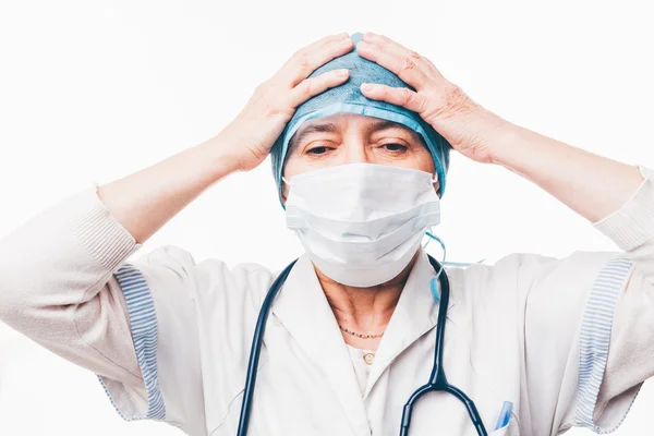 Dokter bedrijf handen op het hoofd — Stockfoto