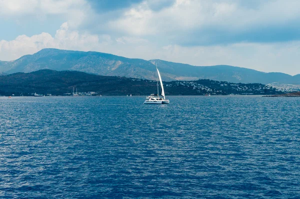 Barca a vela nel Mar Egeo — Foto Stock